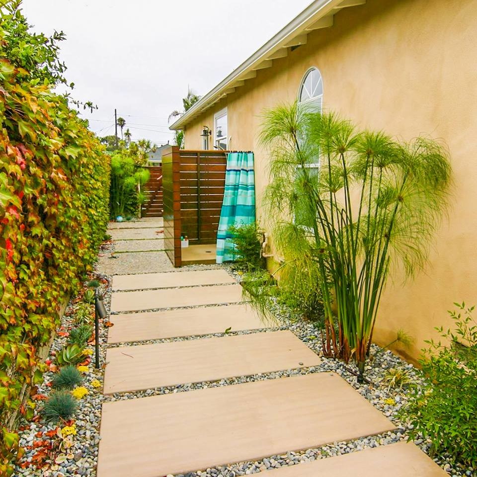 Design ideas for a mid-sized beach style side yard full sun garden in Los Angeles with concrete pavers.