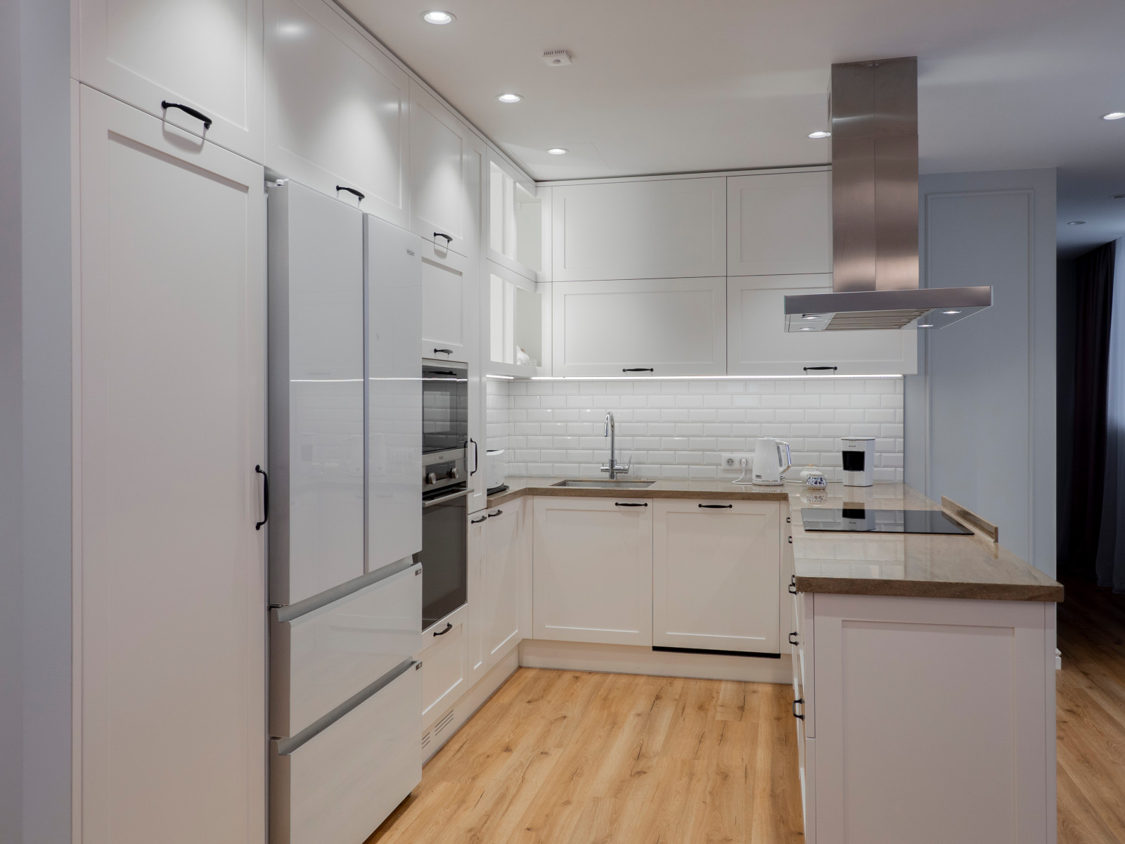 Стильная неоклассическая кухне в белом цвете