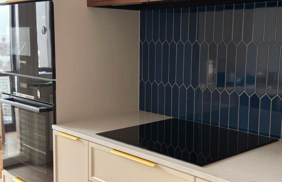 Кухня Петра в кремово-белом цвете с древесными элементами