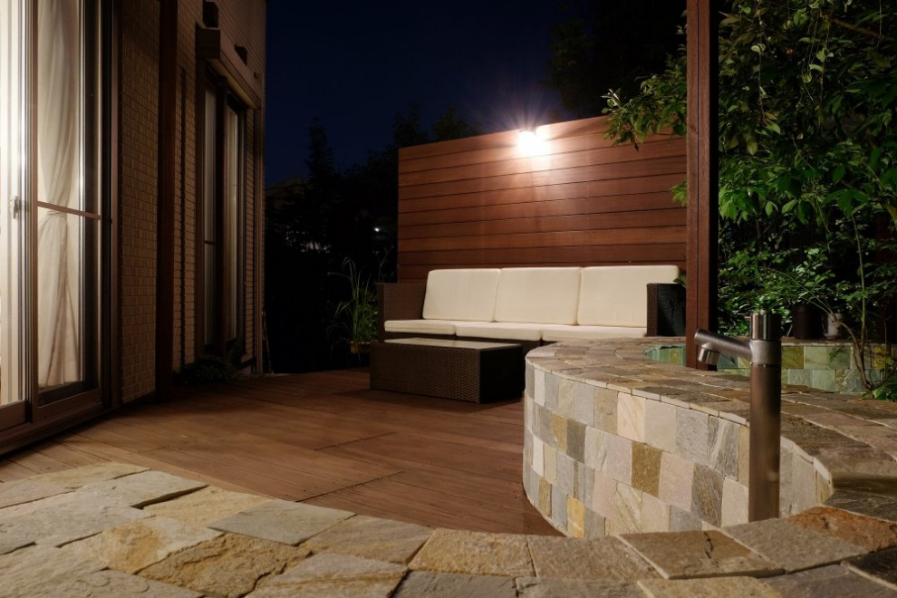 Photo of an asian courtyard patio with decking.