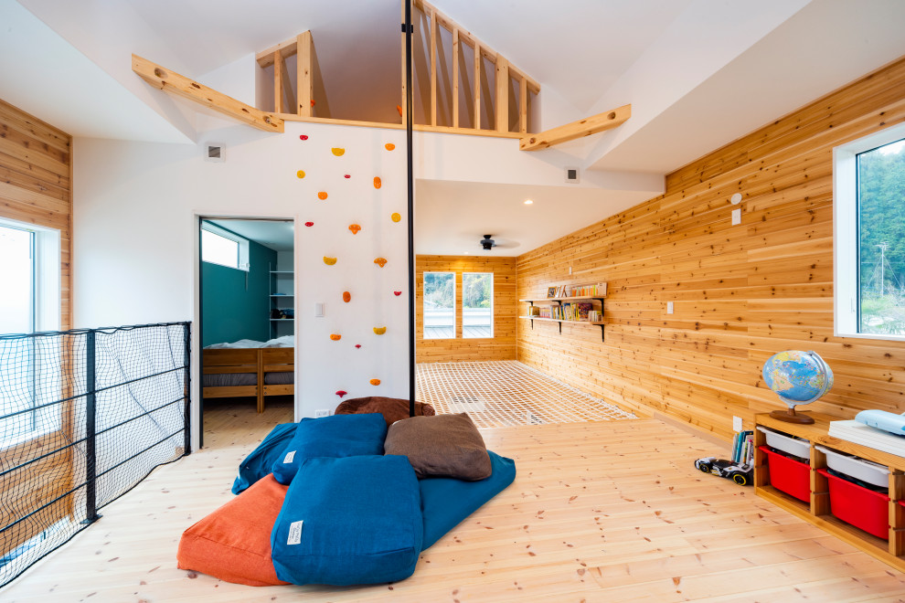 Ispirazione per una cameretta per bambini contemporanea di medie dimensioni con pareti bianche, pavimento beige, parquet chiaro e pareti in legno