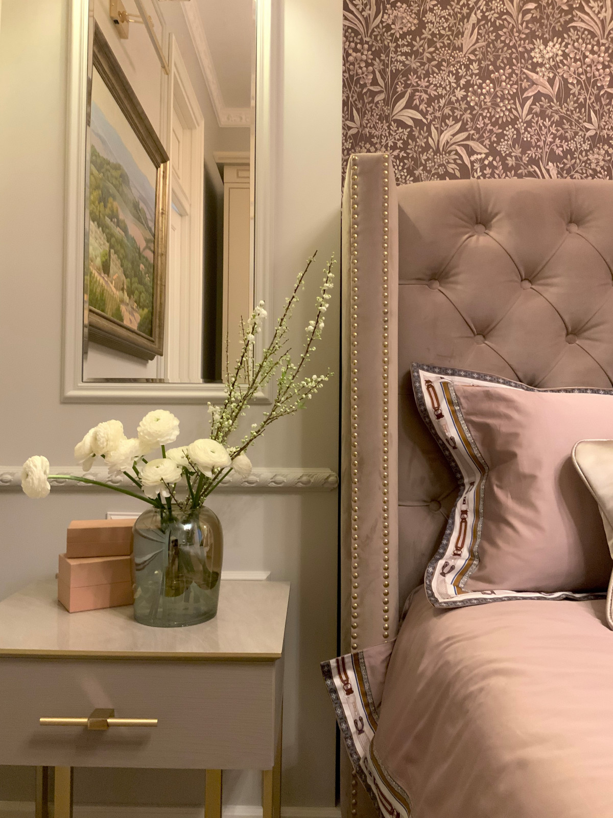 Фото серой спальни в классическом стиле