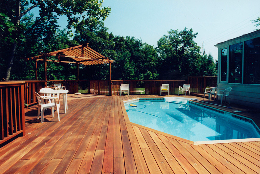 Example of a trendy deck design in Toronto