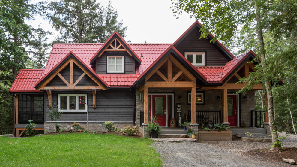 На фото: трехэтажный, черный частный загородный дом среднего размера в стиле рустика с комбинированной облицовкой, двускатной крышей, металлической крышей, красной крышей и отделкой планкеном