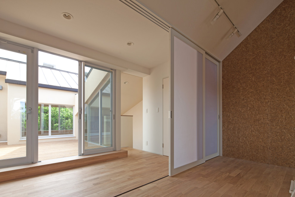 Cette photo montre une chambre d'enfant de 4 à 10 ans moderne avec un mur beige, un sol en bois brun, un sol marron, un plafond en papier peint et du lambris.