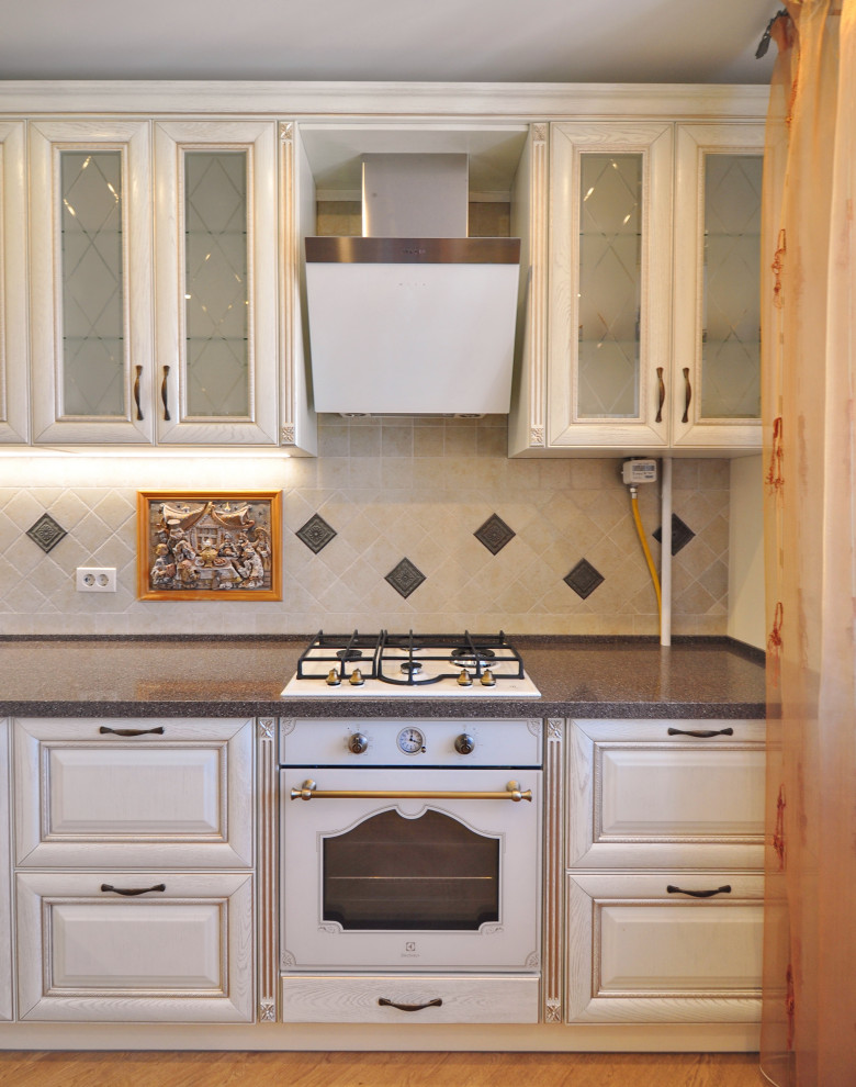 Inredning av ett klassiskt mellanstort brun brunt kök, med en undermonterad diskho, luckor med upphöjd panel, beige skåp, bänkskiva i koppar, beige stänkskydd, stänkskydd i keramik, vita vitvaror, mellanmörkt trägolv och beiget golv