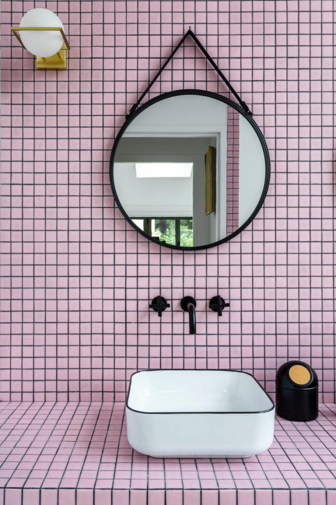 На фото: большая главная ванная комната с плоскими фасадами, светлыми деревянными фасадами, отдельно стоящей ванной, инсталляцией, розовой плиткой, керамической плиткой, розовыми стенами, полом из керамической плитки, настольной раковиной, столешницей из плитки, розовым полом, открытым душем, розовой столешницей, окном, тумбой под две раковины и напольной тумбой с
