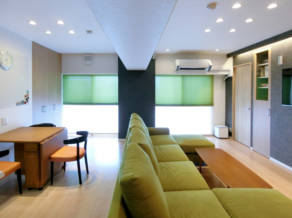 Design ideas for a contemporary living room in Osaka.