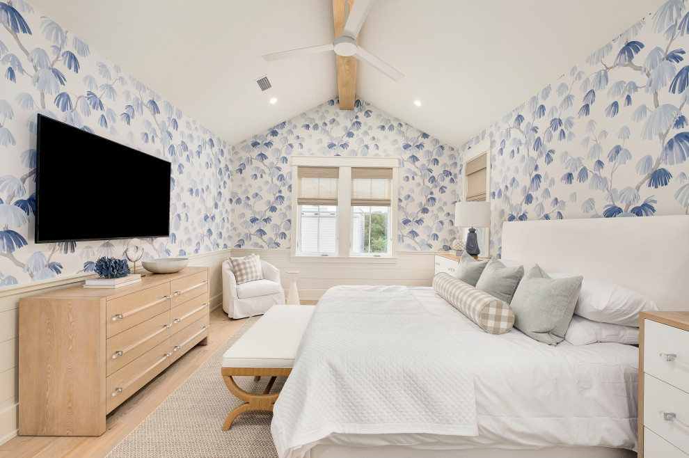 Свежая идея для дизайна: огромная хозяйская спальня в морском стиле с белыми стенами, светлым паркетным полом, бежевым полом, сводчатым потолком и обоями на стенах - отличное фото интерьера