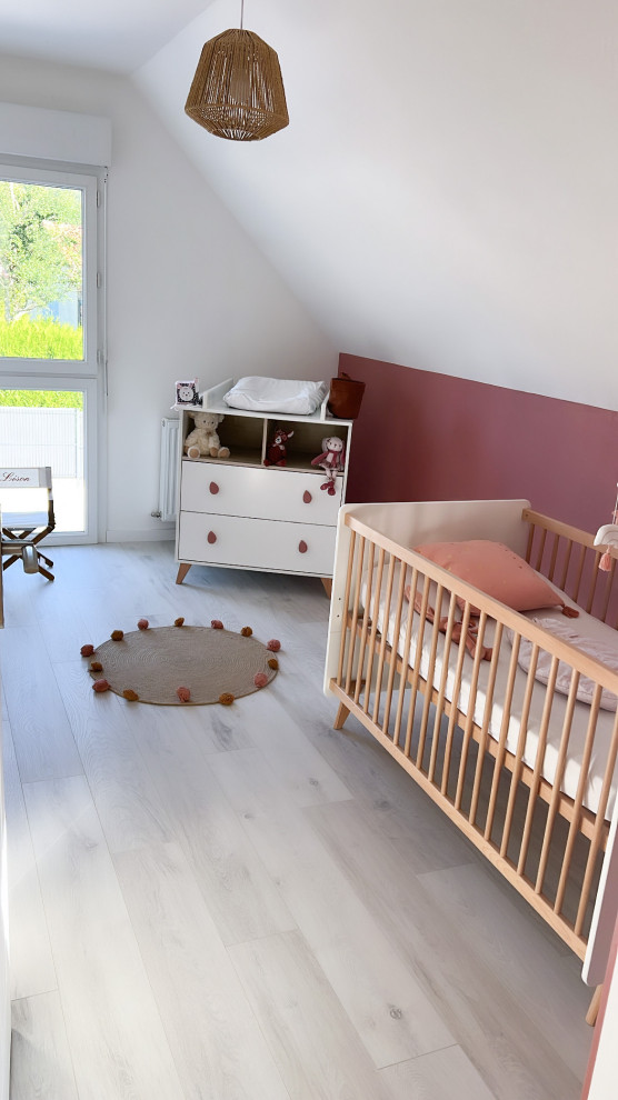 Chambre de bébé fille?[Cette photo montre chambre de bébé fille for fille With un mur rose, parquet clair and un sol blanc.]:[Cette photo montre chambres de bébé fille for fille With un mur rose, parquet clair and un sol blanc.]