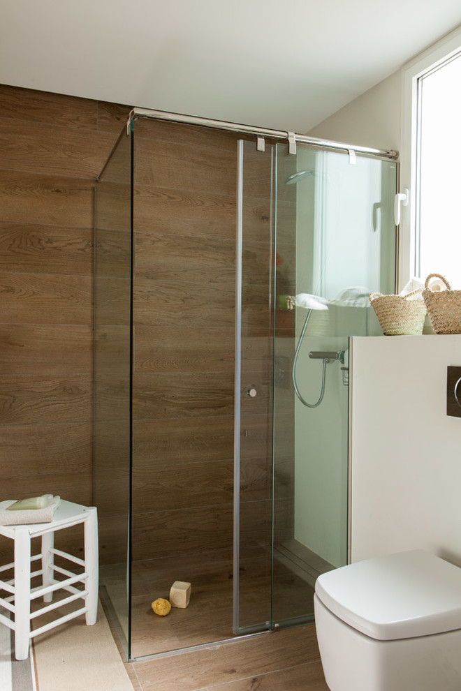 Mid-sized scandinavian master bathroom in Other with a corner shower, a one-piece toilet and white walls.