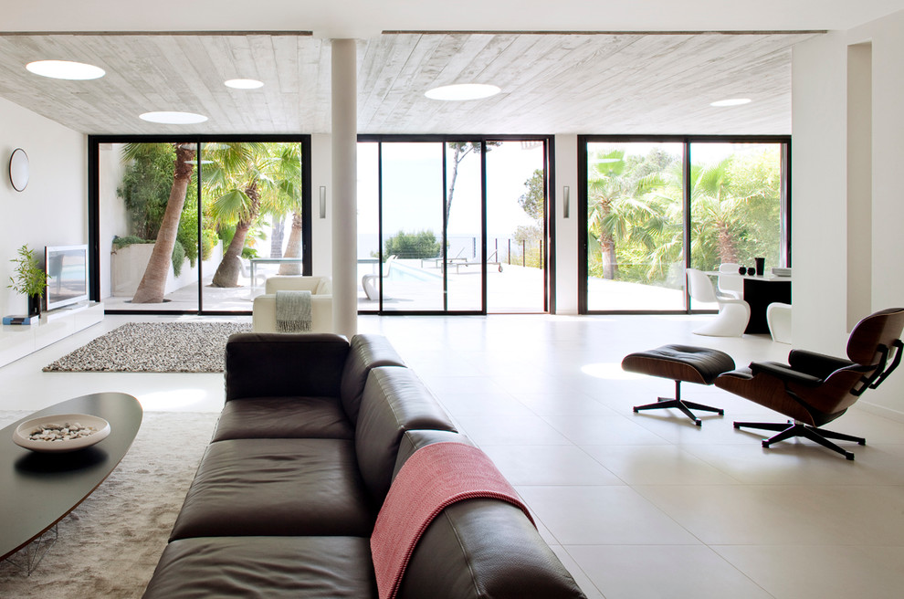 Inspiration for a large contemporary open concept family room in Marseille with white walls.