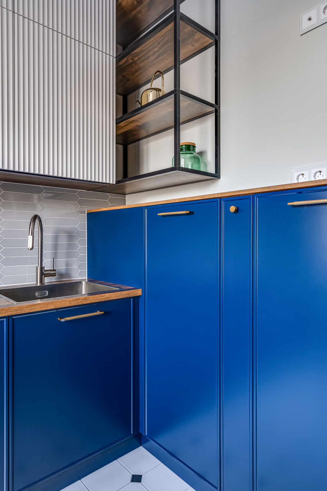 Современная синяя кухня