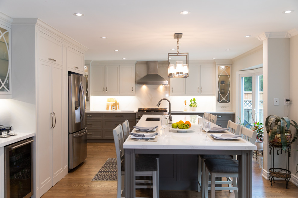 Kitchen - transitional kitchen idea in Toronto
