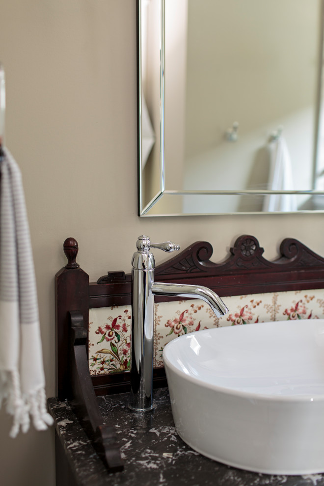 Пример оригинального дизайна: ванная комната среднего размера в стиле кантри с фасадами островного типа, темными деревянными фасадами, душем в нише, унитазом-моноблоком, разноцветной плиткой, керамогранитной плиткой, серыми стенами, полом из керамогранита, душевой кабиной, настольной раковиной, мраморной столешницей, серым полом, душем с распашными дверями, черной столешницей, сиденьем для душа, тумбой под одну раковину и напольной тумбой