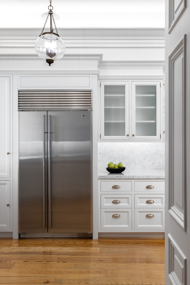 Immagine di una cucina classica con lavello stile country, ante bianche, top in marmo, paraspruzzi con piastrelle in pietra, elettrodomestici in acciaio inossidabile e top bianco