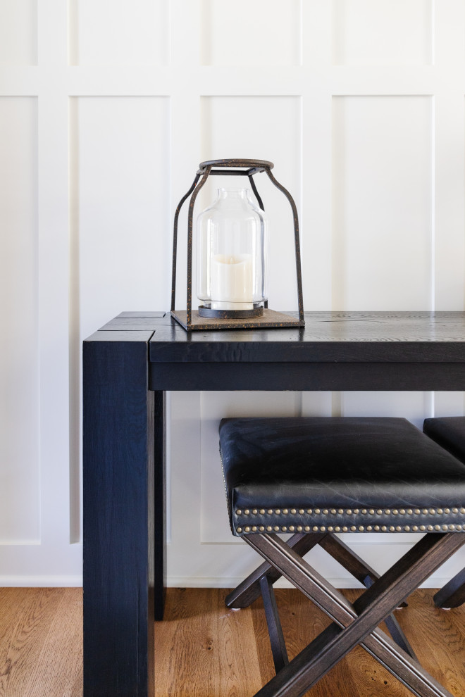 Example of a transitional entryway design in Minneapolis