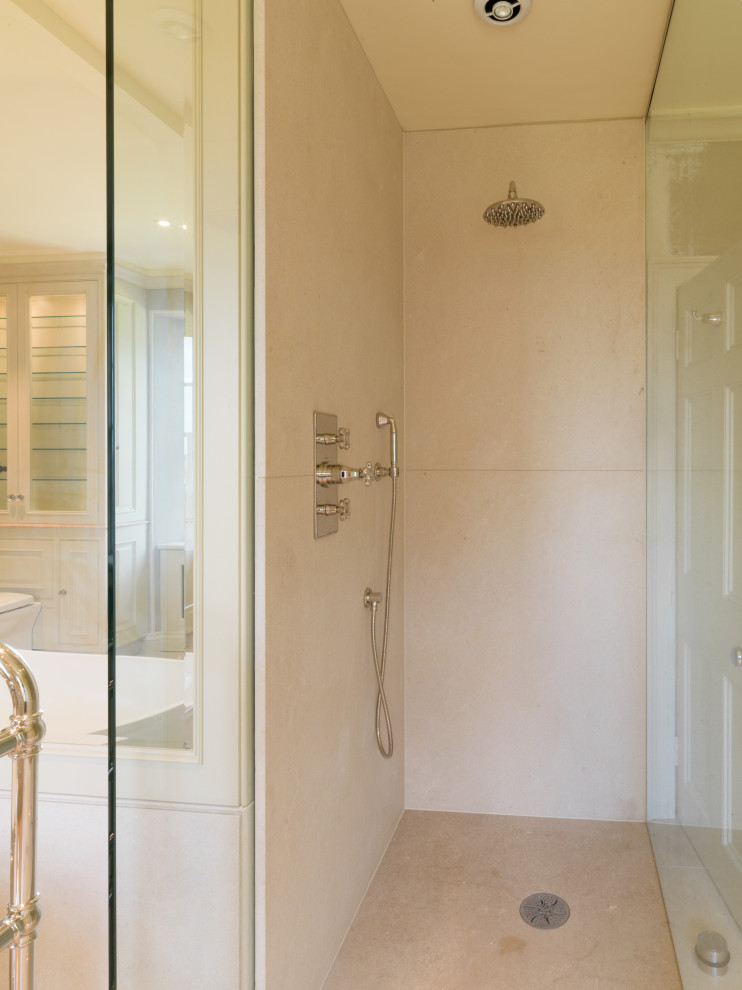 Idéer för ett stort klassiskt röd badrum, med luckor med infälld panel, gröna skåp, ett fristående badkar, en toalettstol med hel cisternkåpa, gröna väggar, kalkstensgolv, ett nedsänkt handfat, marmorbänkskiva och med dusch som är öppen