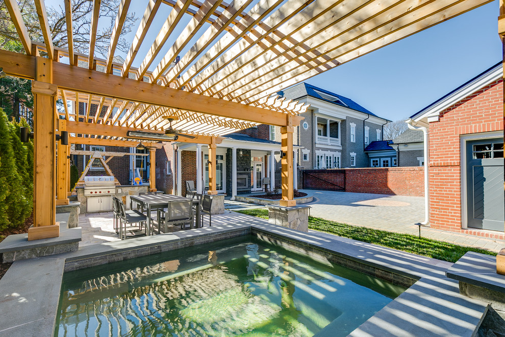 Immagine di una piccola piscina fuori terra minimal personalizzata dietro casa con una vasca idromassaggio e pavimentazioni in pietra naturale