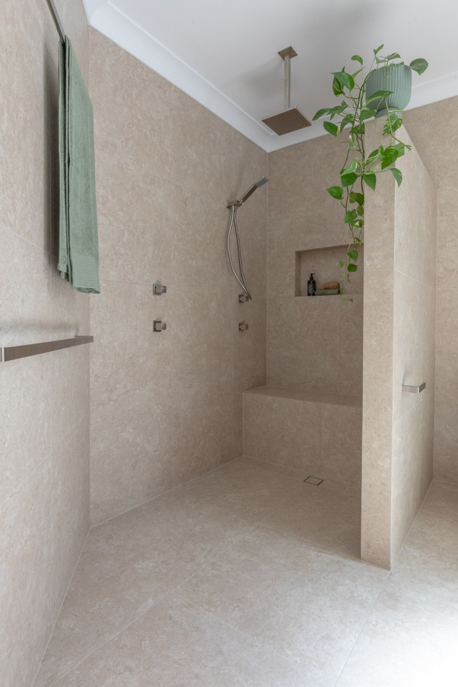 Ejemplo de cuarto de baño de estilo zen de tamaño medio con ducha abierta, baldosas y/o azulejos beige, baldosas y/o azulejos de porcelana, paredes beige, suelo de baldosas de porcelana, suelo beige, ducha abierta y banco de ducha