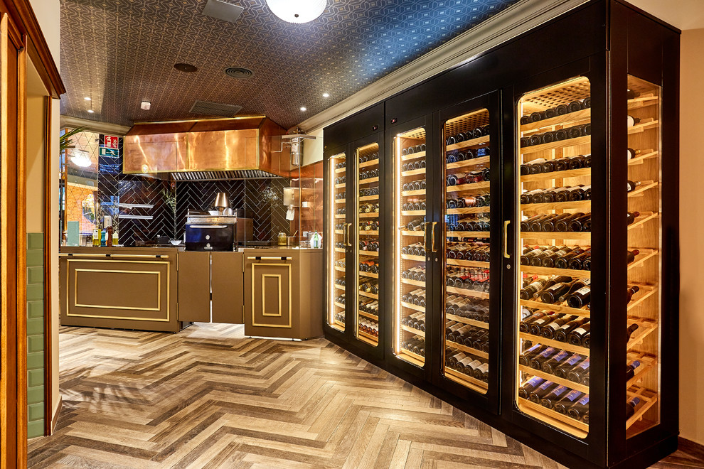 Modelo de bodega tradicional de tamaño medio con suelo de madera clara