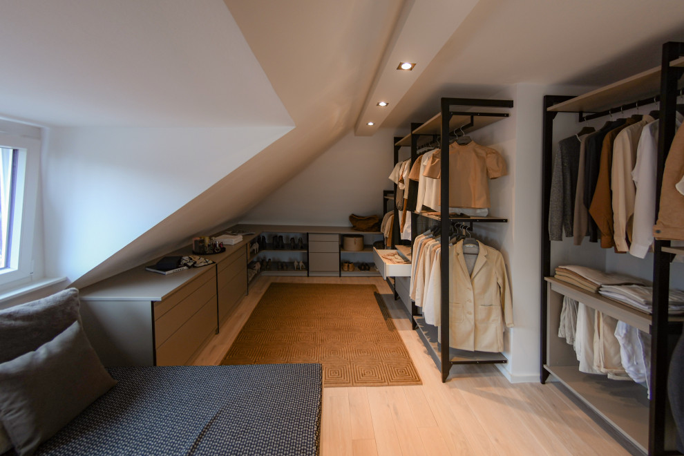 Mittelgroßer Moderner Begehbarer Kleiderschrank mit offenen Schränken, hellbraunen Holzschränken, braunem Holzboden und braunem Boden in Sonstige