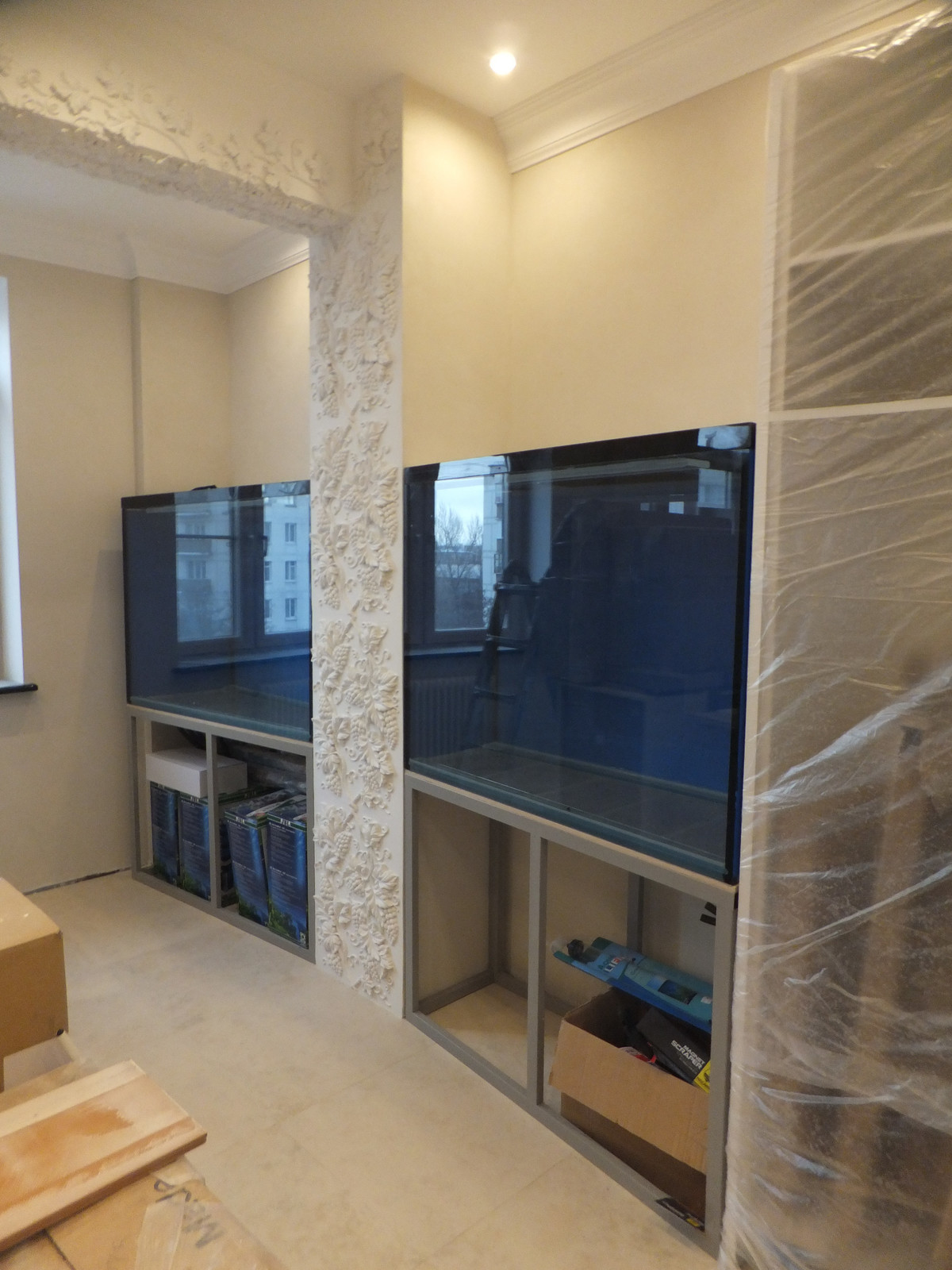 Кухня-волна, совмещенная с аквариумами