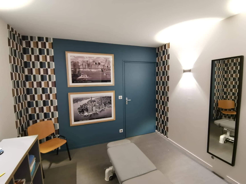 Esempio di una palestra multiuso stile americano di medie dimensioni con pareti blu, pavimento in vinile e pavimento grigio