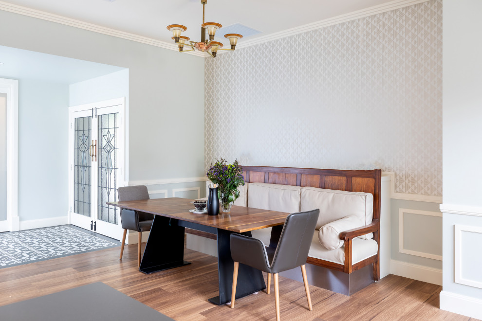 Источник вдохновения для домашнего уюта: столовая в современном стиле с серыми стенами, паркетным полом среднего тона, коричневым полом, панелями на стенах и обоями на стенах
