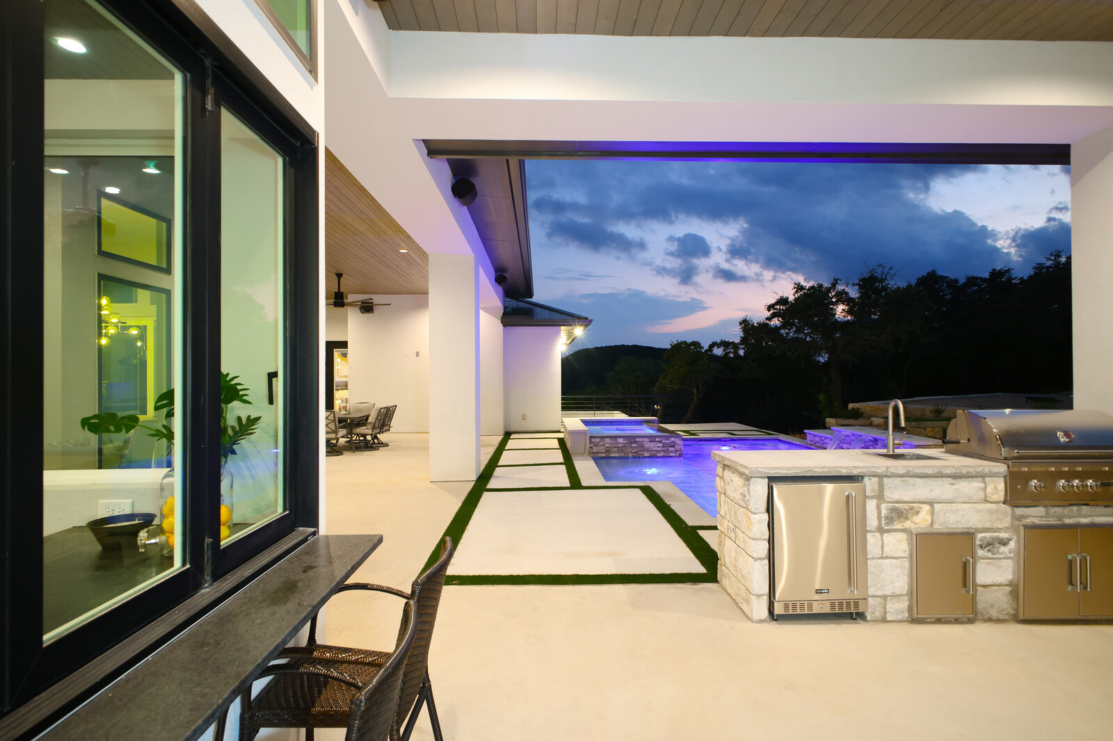 Modern: 4,950 ft², 4 BR/4 BA/2 ST home
