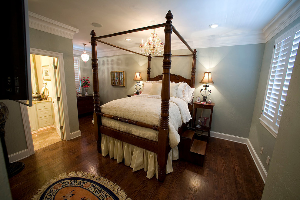 Photo of a traditional bedroom in Houston.