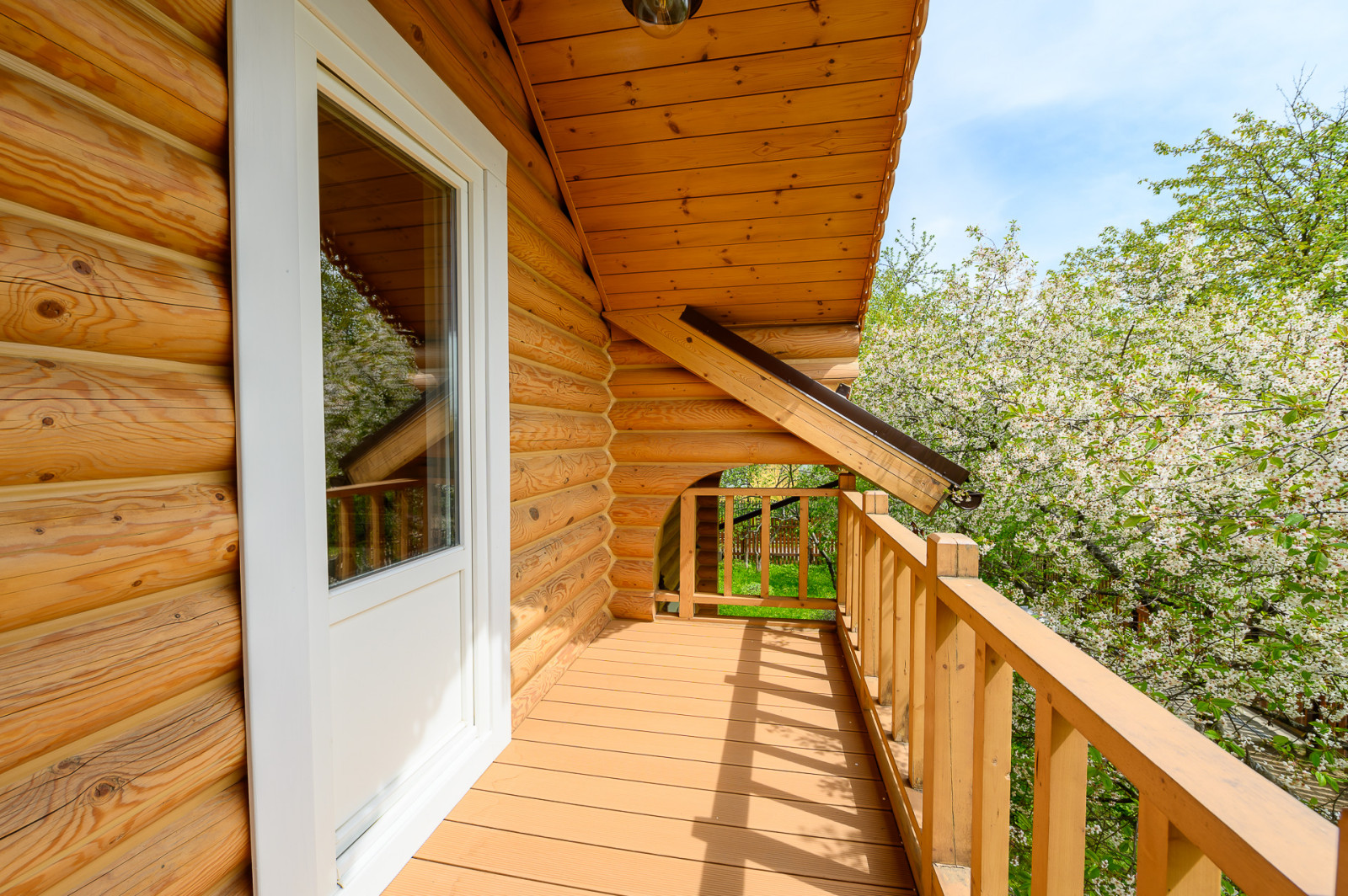 отделка дома из оцилиндрованного бревна