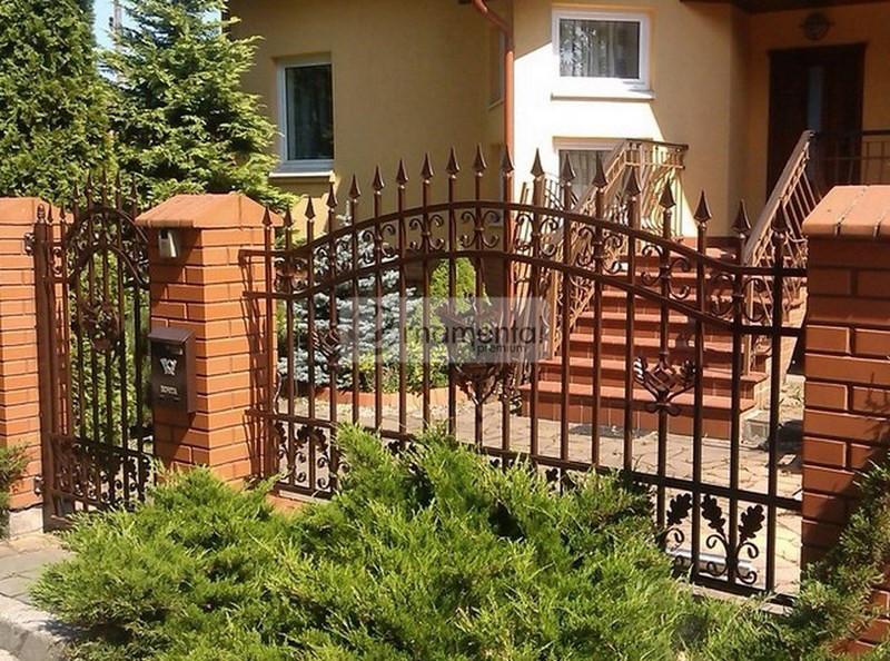 Ограждения частного дома. Калитка