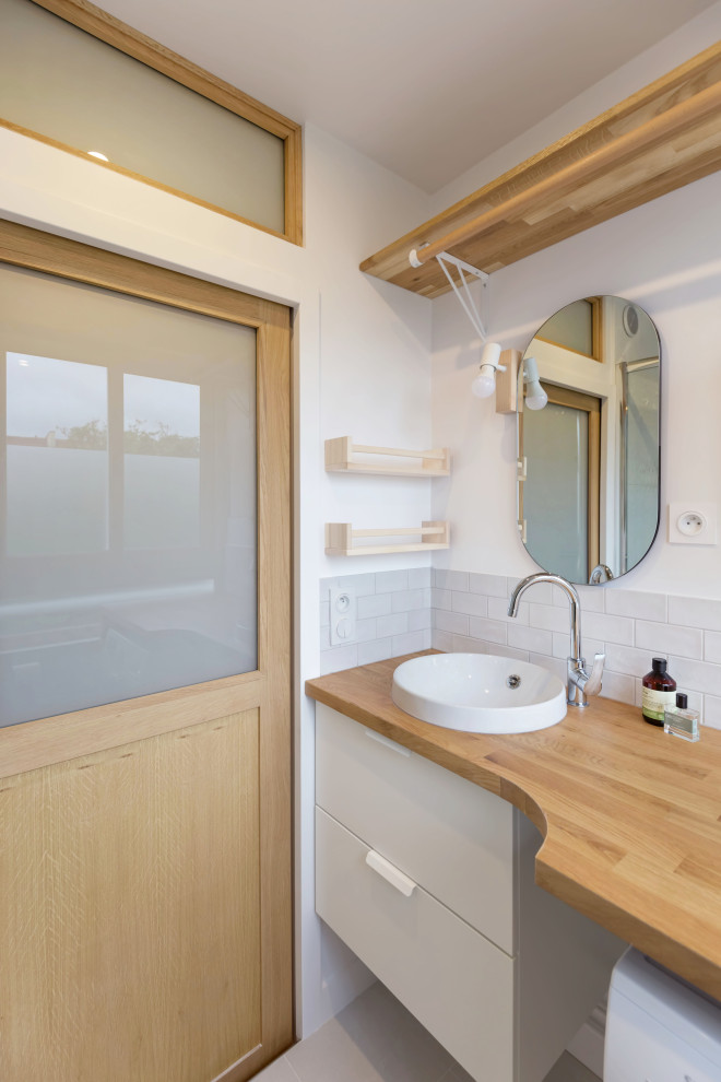 Immagine di una piccola stanza da bagno con doccia nordica con piastrelle bianche