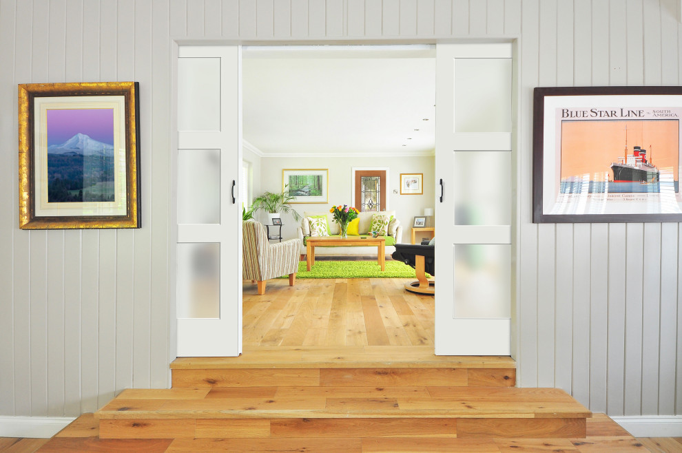Exempel på ett stort separat vardagsrum, med mellanmörkt trägolv och brunt golv