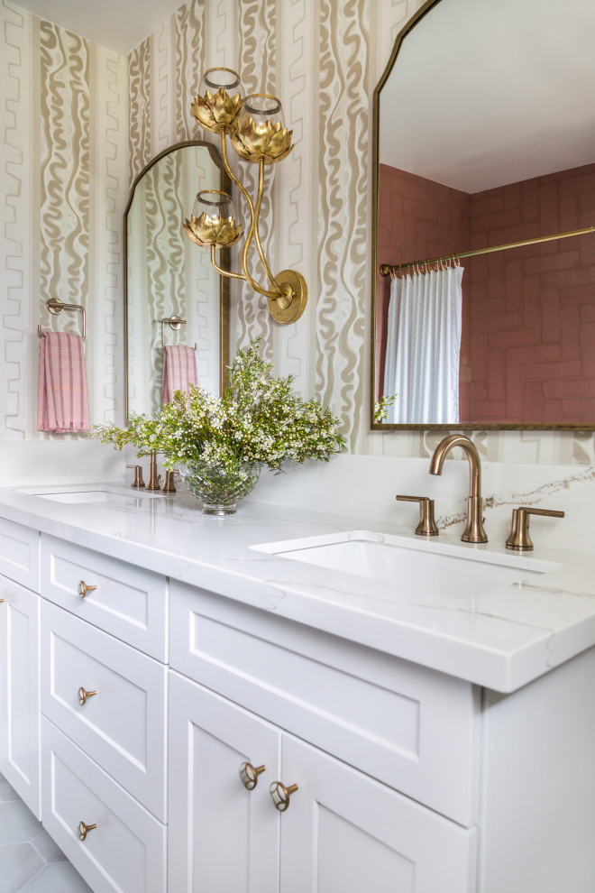 Bild på ett funkis vit vitt badrum för barn, med skåp i shakerstil, vita skåp, ett platsbyggt badkar, en dusch/badkar-kombination, rosa kakel, keramikplattor, rosa väggar, klinkergolv i porslin, bänkskiva i kvarts, vitt golv och dusch med duschdraperi