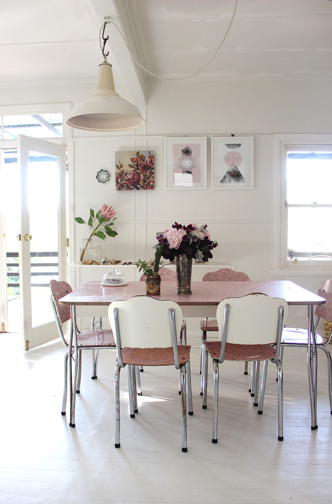 Immagine di una sala da pranzo eclettica con pareti bianche e pavimento in legno verniciato