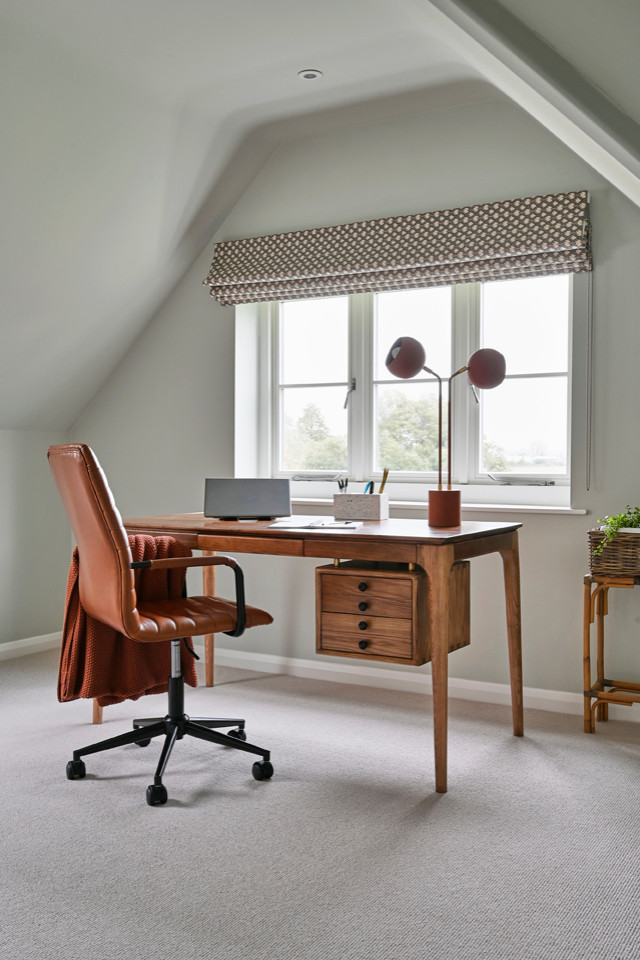 Immagine di un ufficio scandinavo di medie dimensioni con pareti blu, moquette, scrivania autoportante e pavimento beige