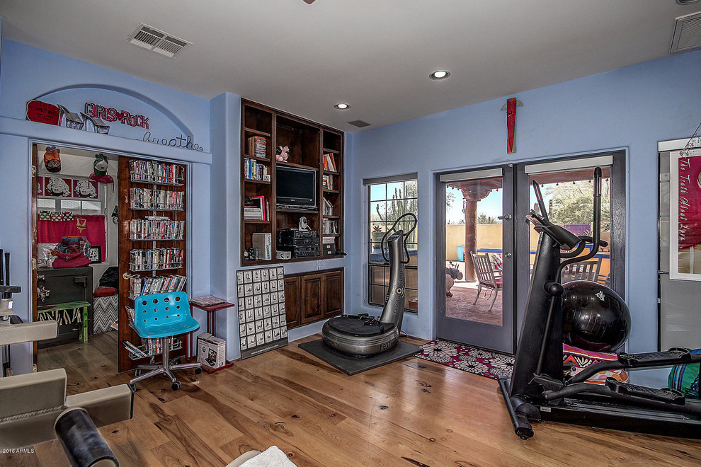 Inspiration for a southwestern home gym remodel in Phoenix