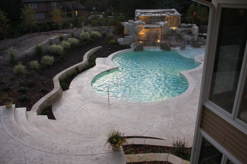 Inspiration for a transitional pool remodel in Cedar Rapids