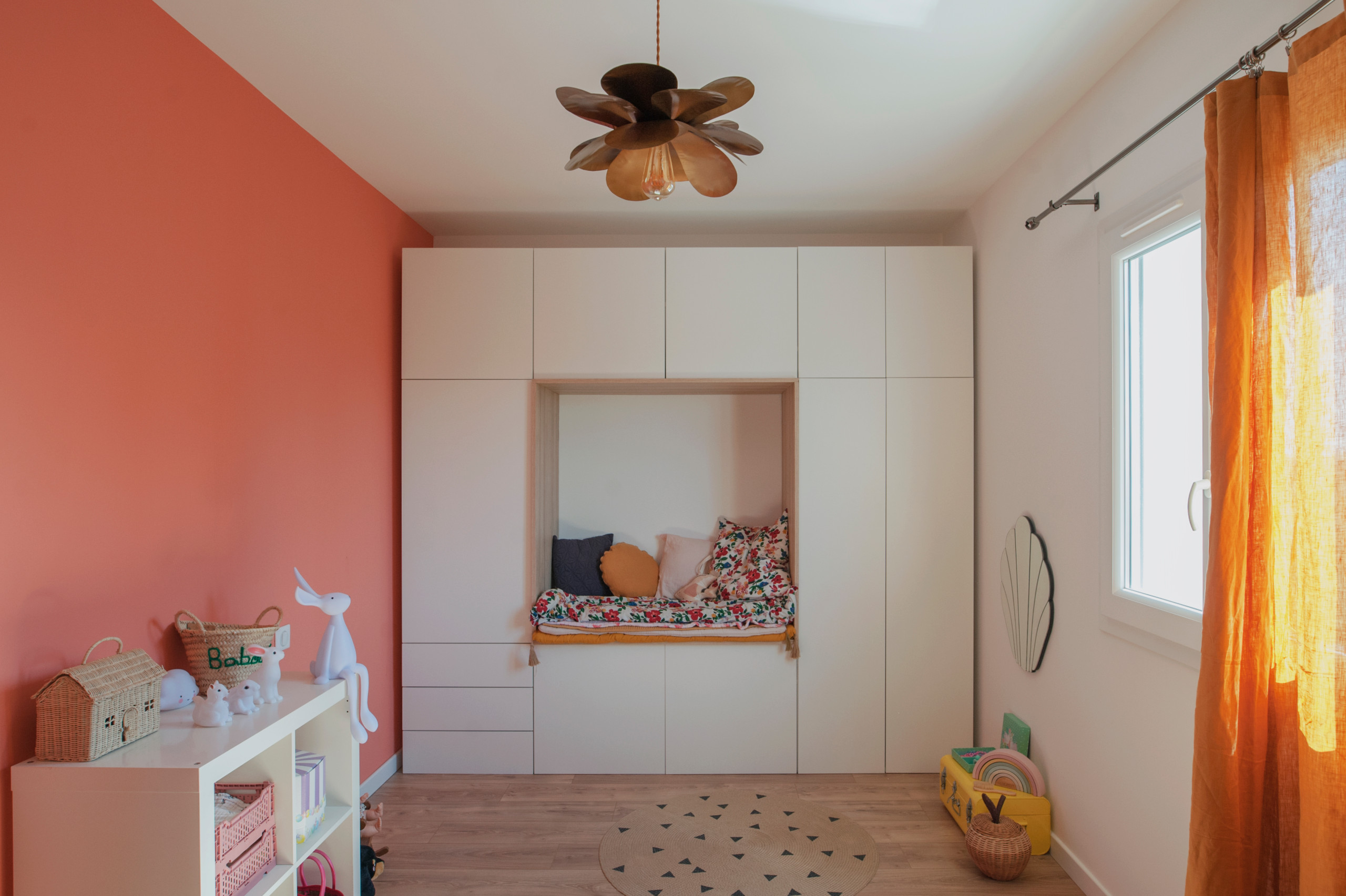 オレンジのミッドセンチュリースタイルのおしゃれな子供部屋の画像 75 
