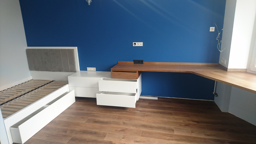 Кровать,тумба,подоконник