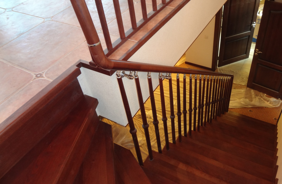 Лестница на второй этаж из дерева ясень. Самара пос. Малая царевщина.