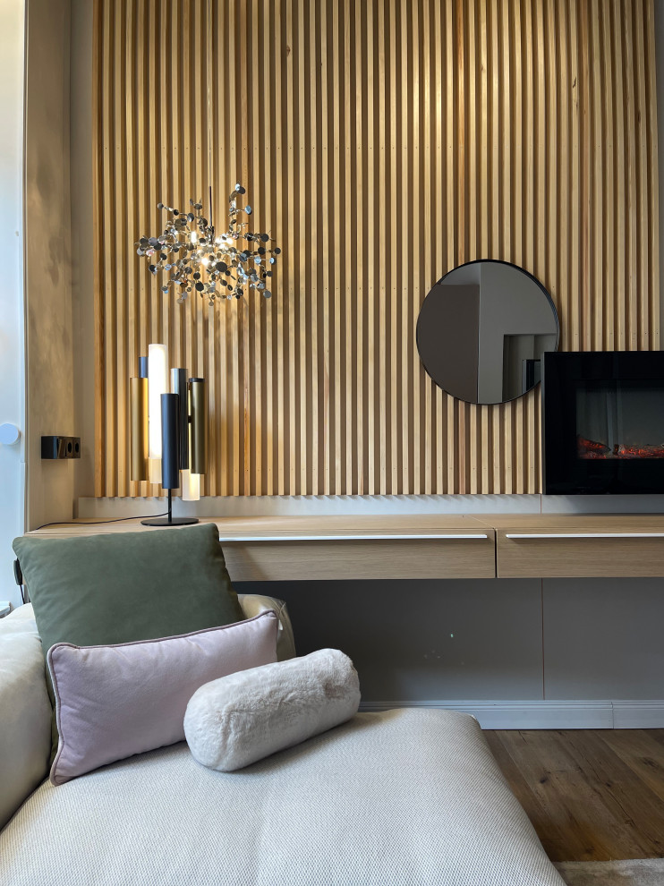 Esempio di un soggiorno contemporaneo di medie dimensioni e aperto con pareti marroni, parquet chiaro, camino classico, nessuna TV, pavimento marrone e pareti in legno