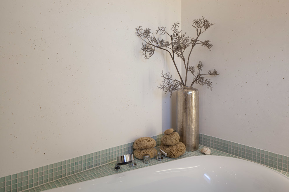 Kleines Klassisches Badezimmer En Suite mit weißen Schränken, Einbaubadewanne, Wandtoilette, weißer Wandfarbe, flächenbündigen Schrankfronten, Nasszelle, Travertinfliesen, Einbauwaschbecken und Falttür-Duschabtrennung in Köln