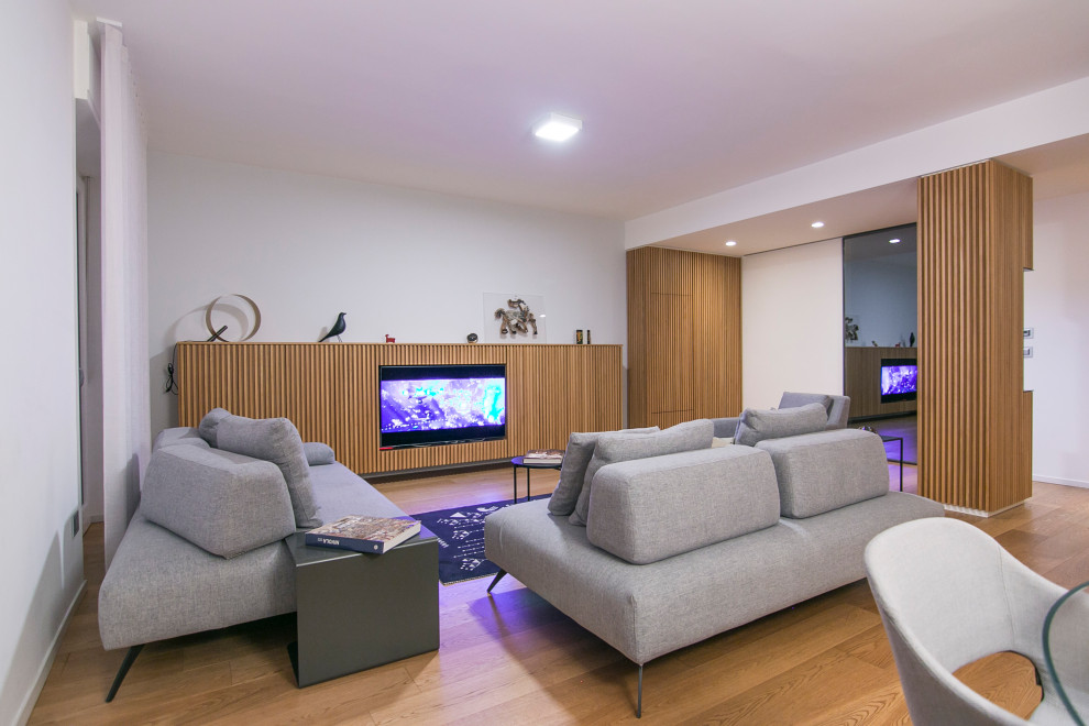 Ejemplo de salón abierto contemporáneo pequeño con suelo de madera en tonos medios, pared multimedia, bandeja y madera