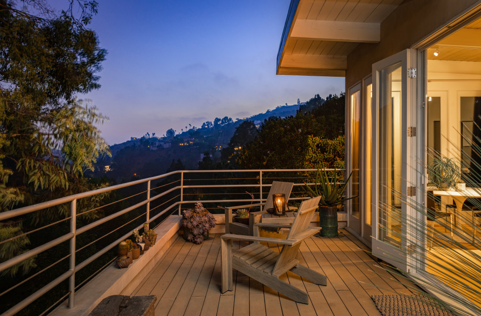 Inspiration for a medium sized rustic back private and first floor wire cable railing terrace in Los Angeles.