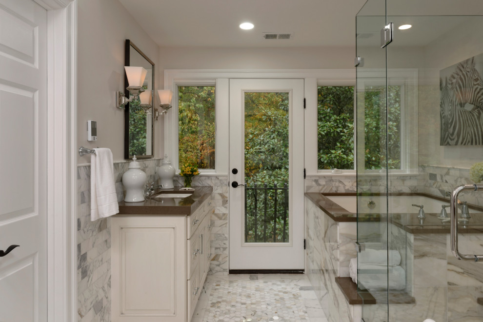 Cette image montre une salle de bain principale design de taille moyenne avec un lavabo encastré, meuble simple vasque et meuble-lavabo encastré.