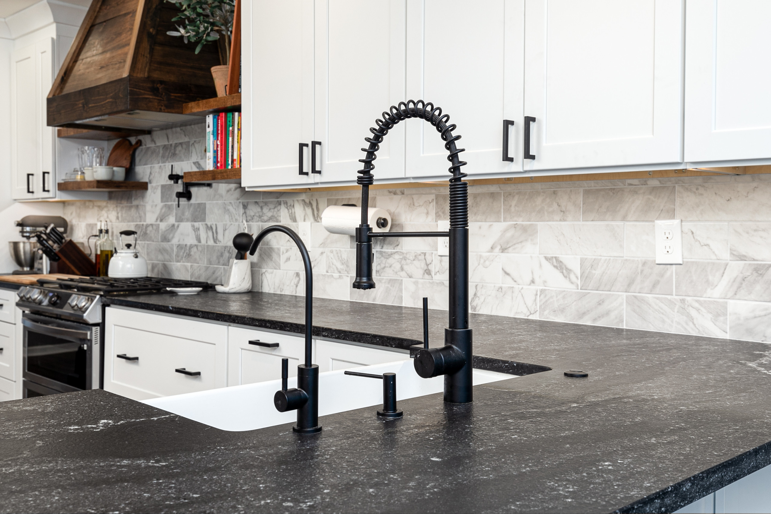 Farmhouse Sink / Quartz Countertop