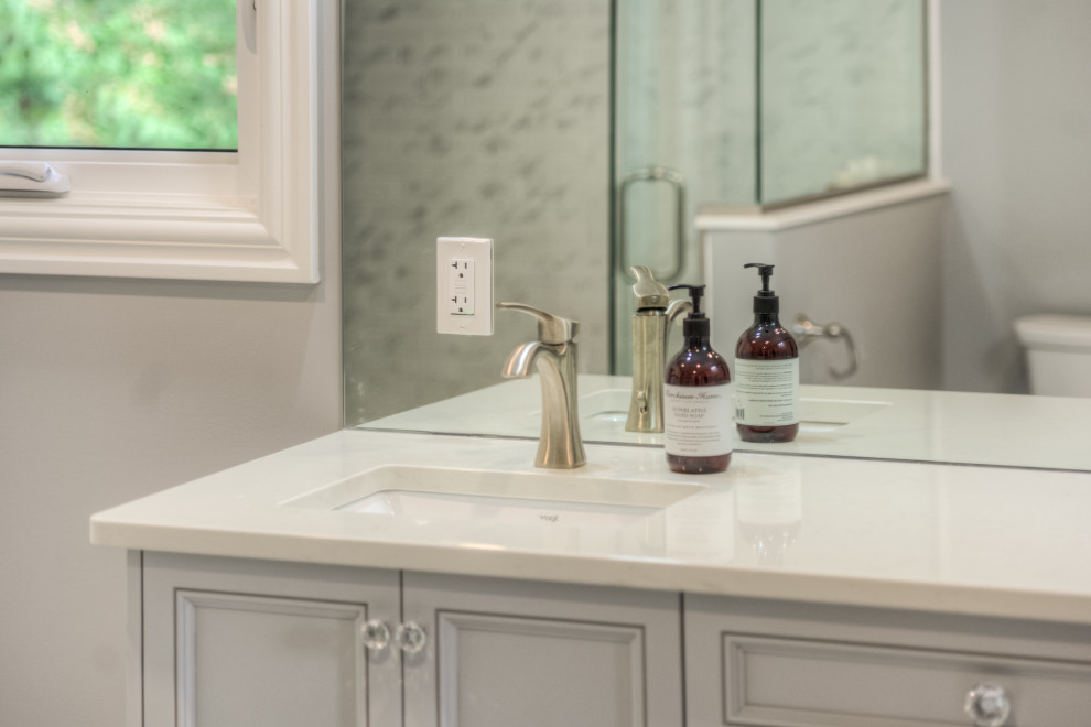 Transitional home design photo in Toronto